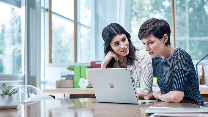 mulheres-conversando-tecnologia-eng-dtp-multimidia